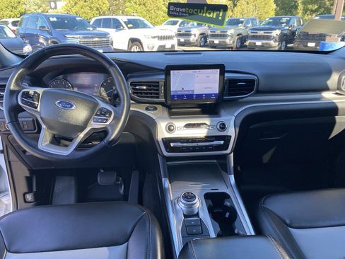 Used 2022 Ford Explorer XLT w/ Equipment Group 202A AWD/4WD image 18