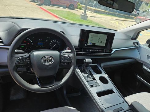 Used 2025 Toyota Sienna LE FWD image 16