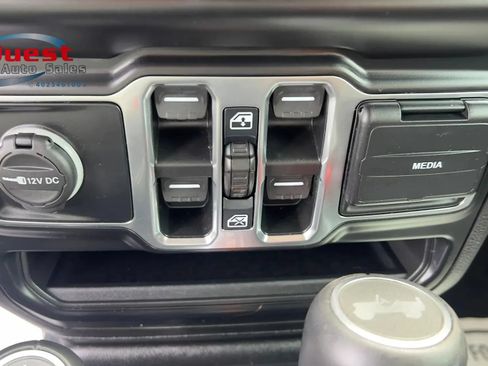 Used 2022 Jeep Wrangler Unlimited Sahara w/ Cold Weather Group AWD/4WD image 37