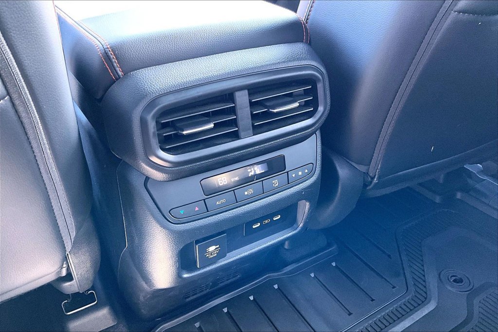 Used 2025 Honda Pilot TrailSport image 32