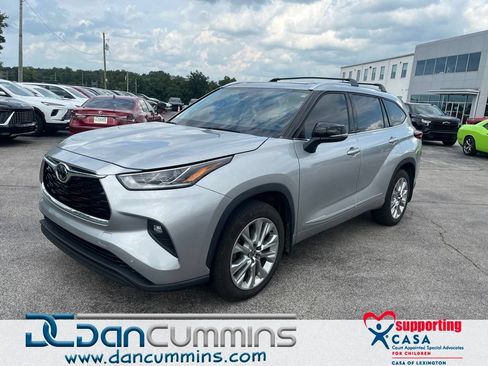 Used 2023 Toyota Highlander Limited AWD/4WD image 1