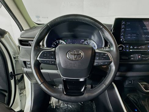 Used 2021 Toyota Highlander XLE image 15