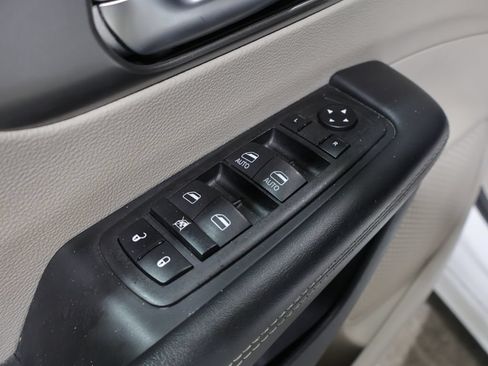 Used 2023 Chrysler Pacifica Touring-L FWD image 14