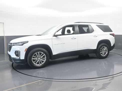 Used 2023 Chevrolet Traverse LT image 2