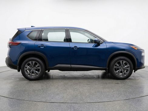 Used 2025 Nissan Rogue SV FWD image 11