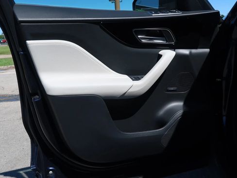 Used 2019 Jaguar F-PACE Prestige image 11