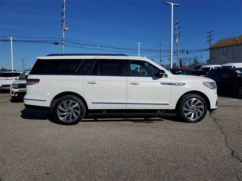 Used 2022 Lincoln Navigator L Reserve image 3