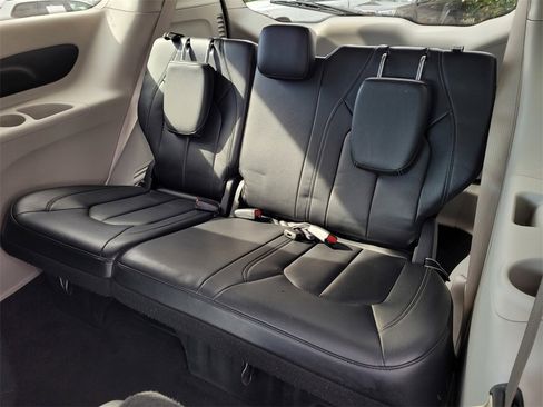 Used 2022 Chrysler Pacifica Touring-L image 13