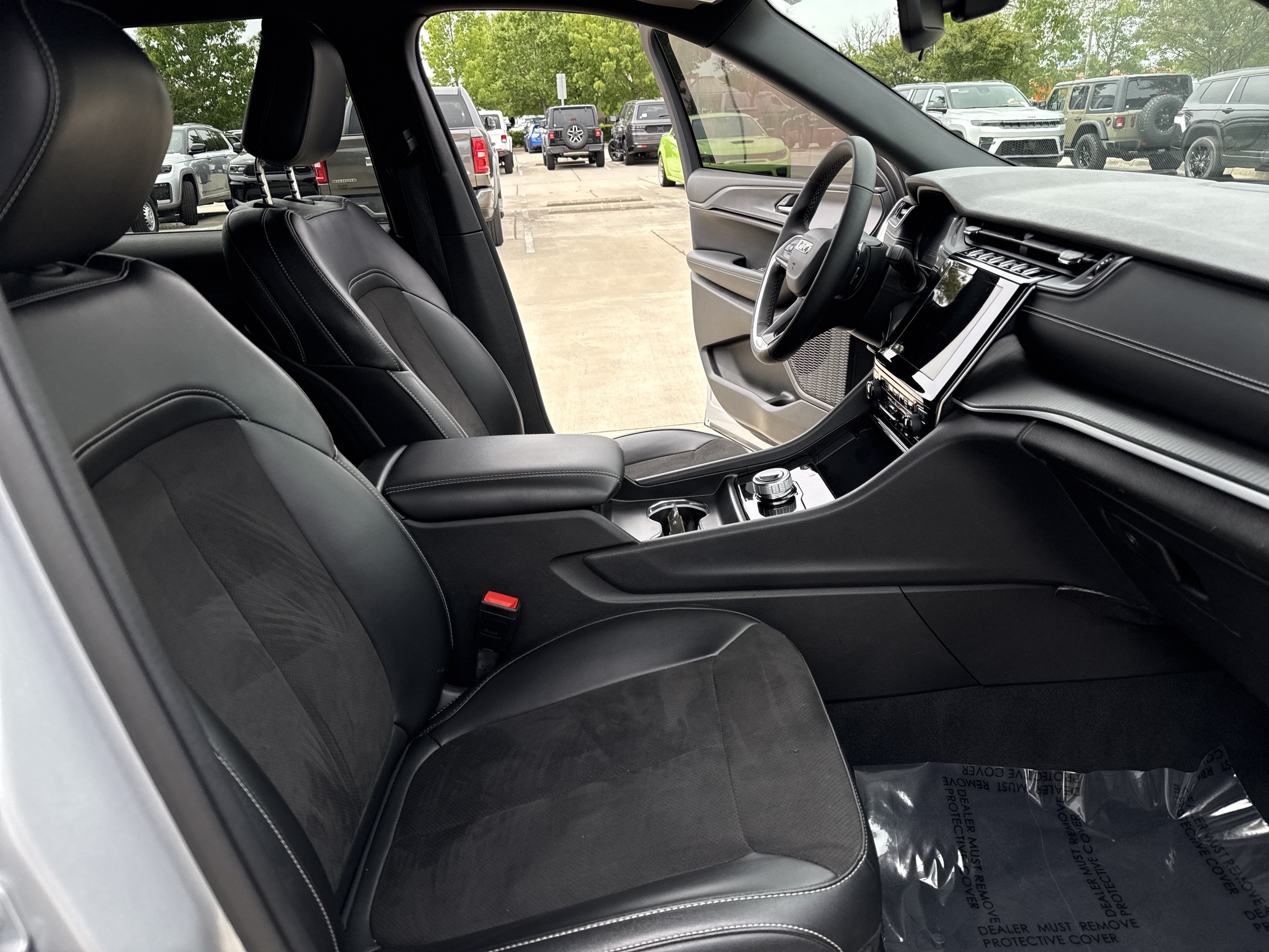 Used 2024 Jeep Grand Cherokee L Laredo AWD/4WD image 31