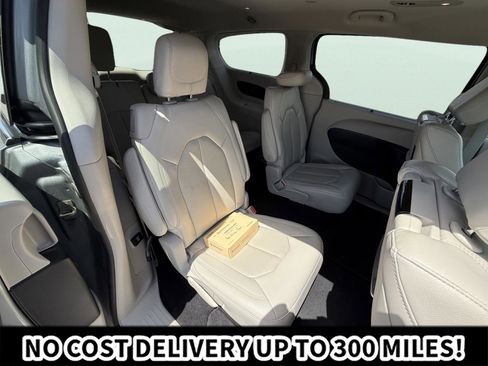 Used 2020 Chrysler Pacifica Touring-L Plus w/ Advanced Safetytec Group FWD image 15