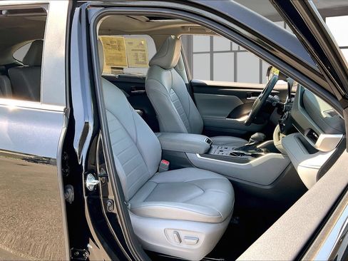 Used 2024 Toyota Highlander XLE AWD/4WD image 30