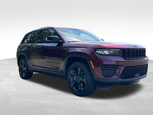 Used 2023 Jeep Grand Cherokee Altitude AWD/4WD image 7