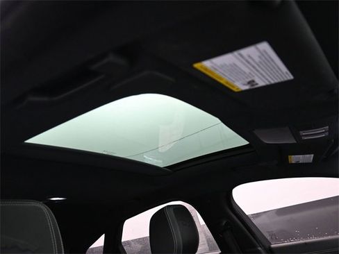 Used 2022 Jaguar XF R-Dynamic SE image 9