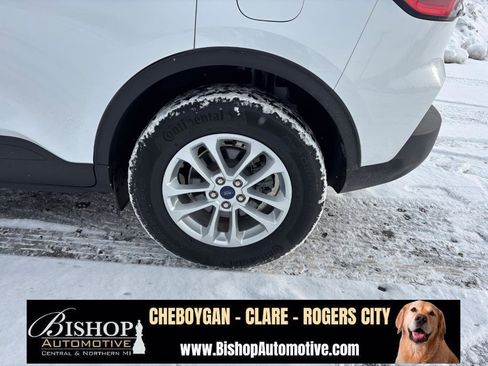 Used 2022 Ford Escape SE w/ Cold Weather Package image 19