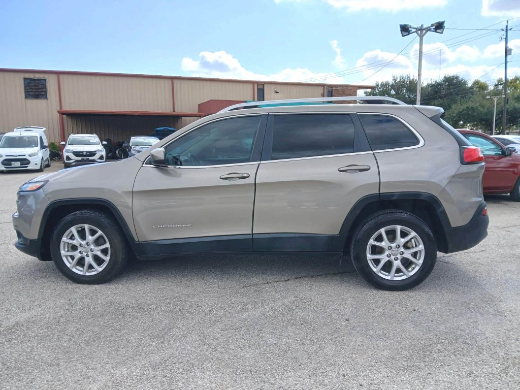 Used 2017 Jeep Cherokee Latitude FWD image 8