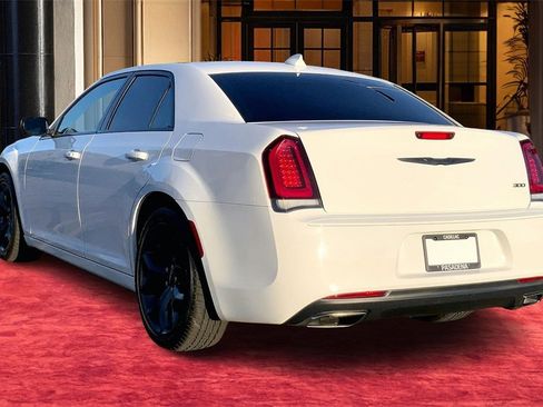 Used 2022 Chrysler 300 Touring w/ Sport Appearance Package image 4