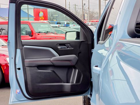 Used 2026 Chevrolet Colorado Z71 w/ Technology Package AWD/4WD image 25
