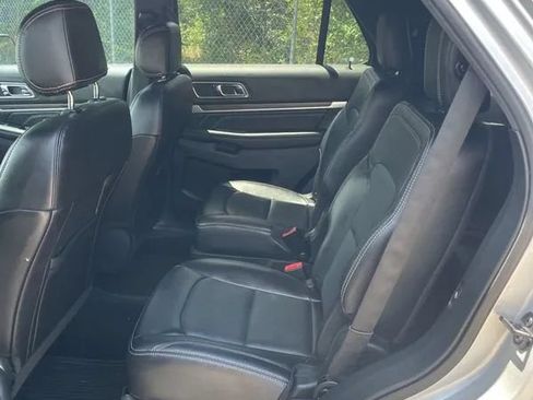 Used 2017 Ford Explorer Limited w/ Equipment Group 301A FWD image 18