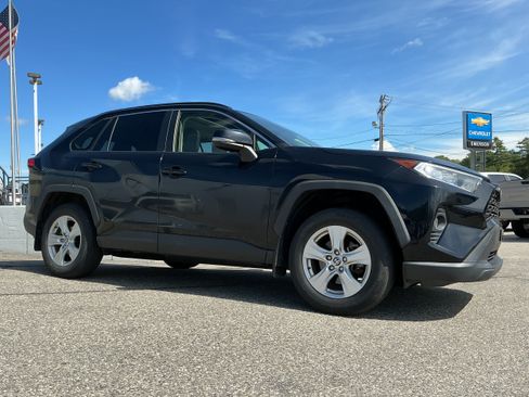 Used 2020 Toyota RAV4 XLE w/ Convenience Package AWD/4WD image 3