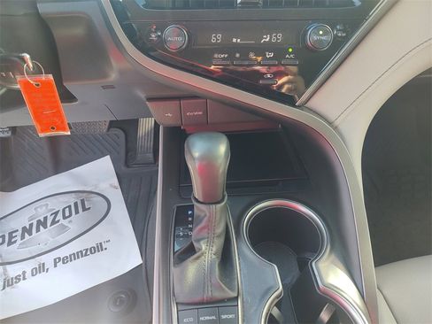 Used 2024 Toyota Camry SE image 11