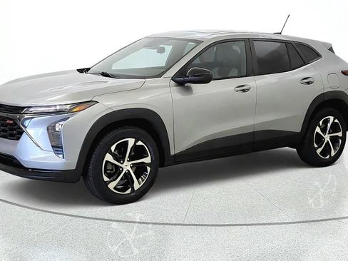 Used 2024 Chevrolet Trax RS w/ Sunroof Package FWD image 4