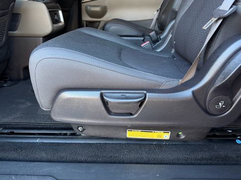 Used 2025 Kia Carnival LX image 17