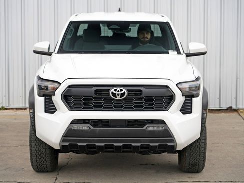 Used 2024 Toyota Tacoma TRD Off-Road image 45