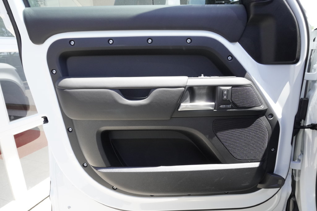 New 2026 Land Rover Defender 110 X-Dynamic SE AWD/4WD image 17