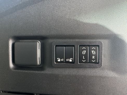 Used 2022 Chevrolet Suburban RST image 21