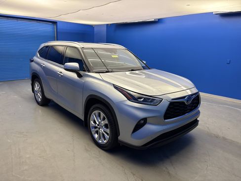Used 2021 Toyota Highlander Limited FWD image 2