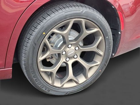 Used 2019 Chrysler 300 S w/ 300S Alloy Package image 7