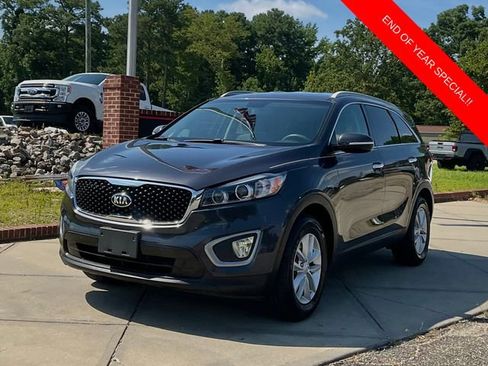 Used 2017 Kia Sorento LX image 3