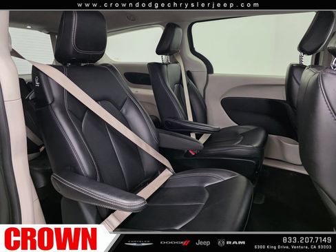 Used 2023 Chrysler Pacifica Touring-L FWD image 12