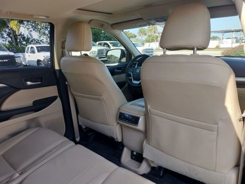 Used 2015 Toyota Highlander XLE FWD image 22