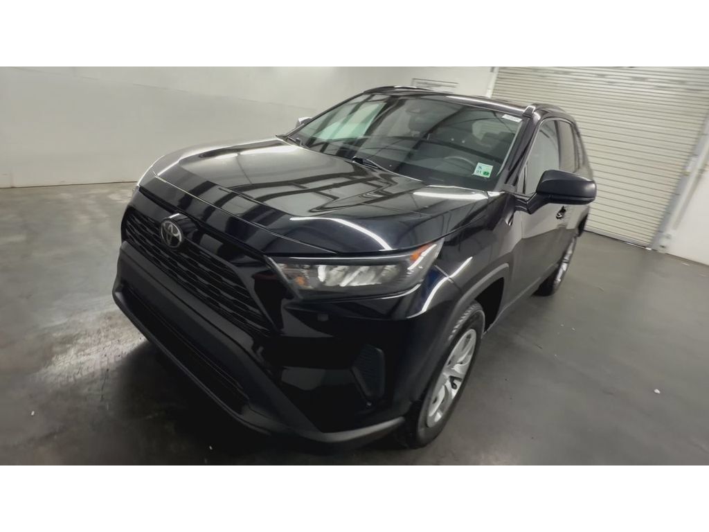 Used 2021 Toyota RAV4 LE FWD image 4