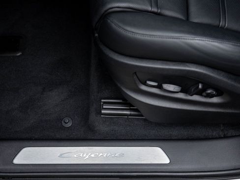 Certified 2025 Porsche Cayenne E-Hybrid Coupe image 22