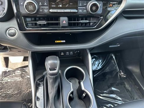 Used 2024 Toyota Highlander XLE image 28
