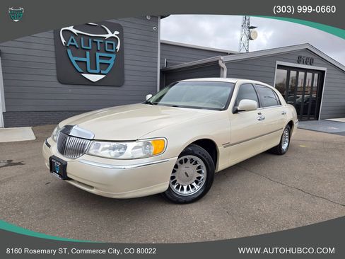 Used 2000 Lincoln Town Car Cartier image 1