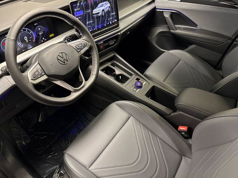 New 2026 Volkswagen Tiguan SE FWD image 9