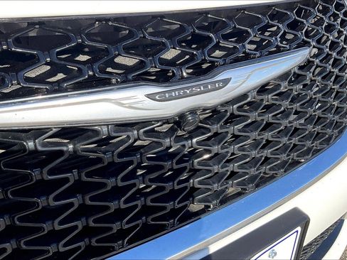 Certified 2024 Chrysler Pacifica Touring-L image 25