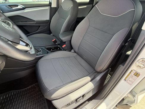 Certified 2023 Volkswagen Taos SE w/ Panoramic Sunroof Package FWD image 24