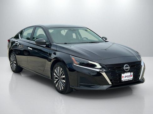 Used 2025 Nissan Altima 2.5 SV FWD image 3
