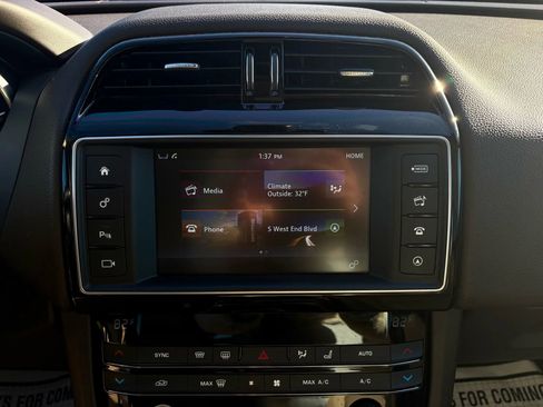 Used 2017 Jaguar F-PACE Prestige image 36