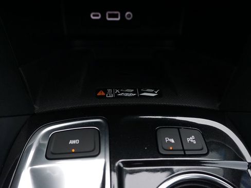 Used 2024 Chevrolet Equinox Premier AWD/4WD image 16