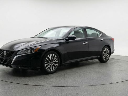 Used 2025 Nissan Altima 2.5 SV FWD image 3