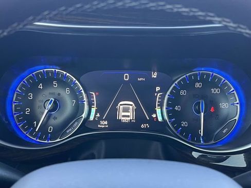 Used 2023 Chrysler Pacifica Limited image 36