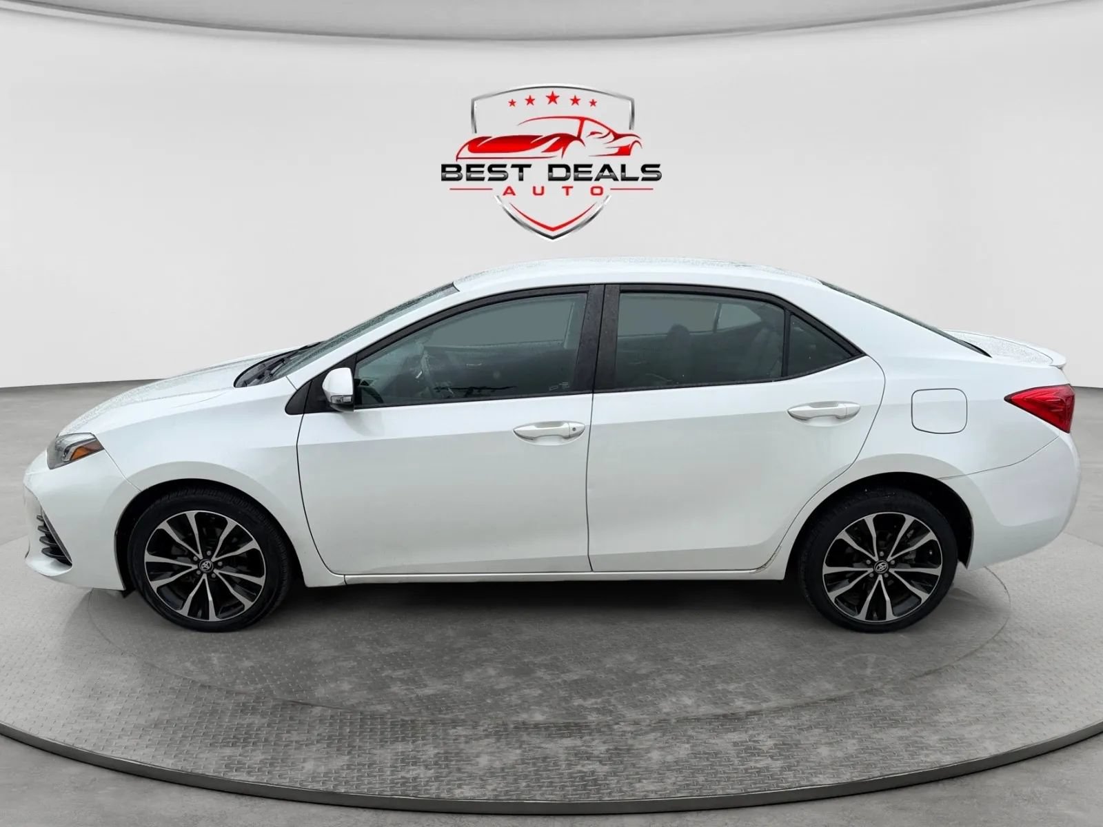 Used 2017 Toyota Corolla SE FWD image 2