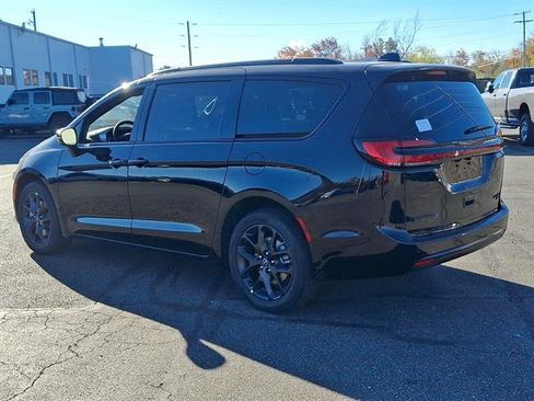 New 2026 Chrysler Pacifica Limited w/ S Appearance Package image 3