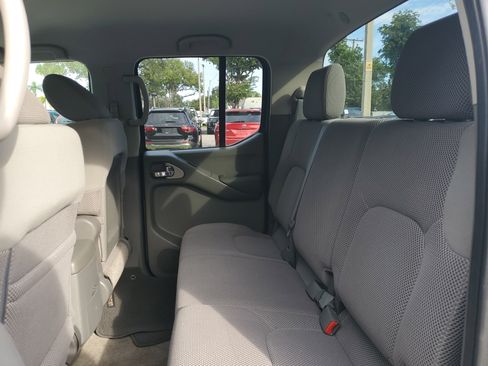 Used 2011 Nissan Frontier SV image 12