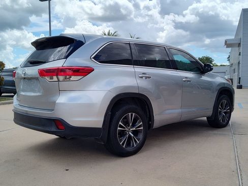 Used 2018 Toyota Highlander LE FWD image 9